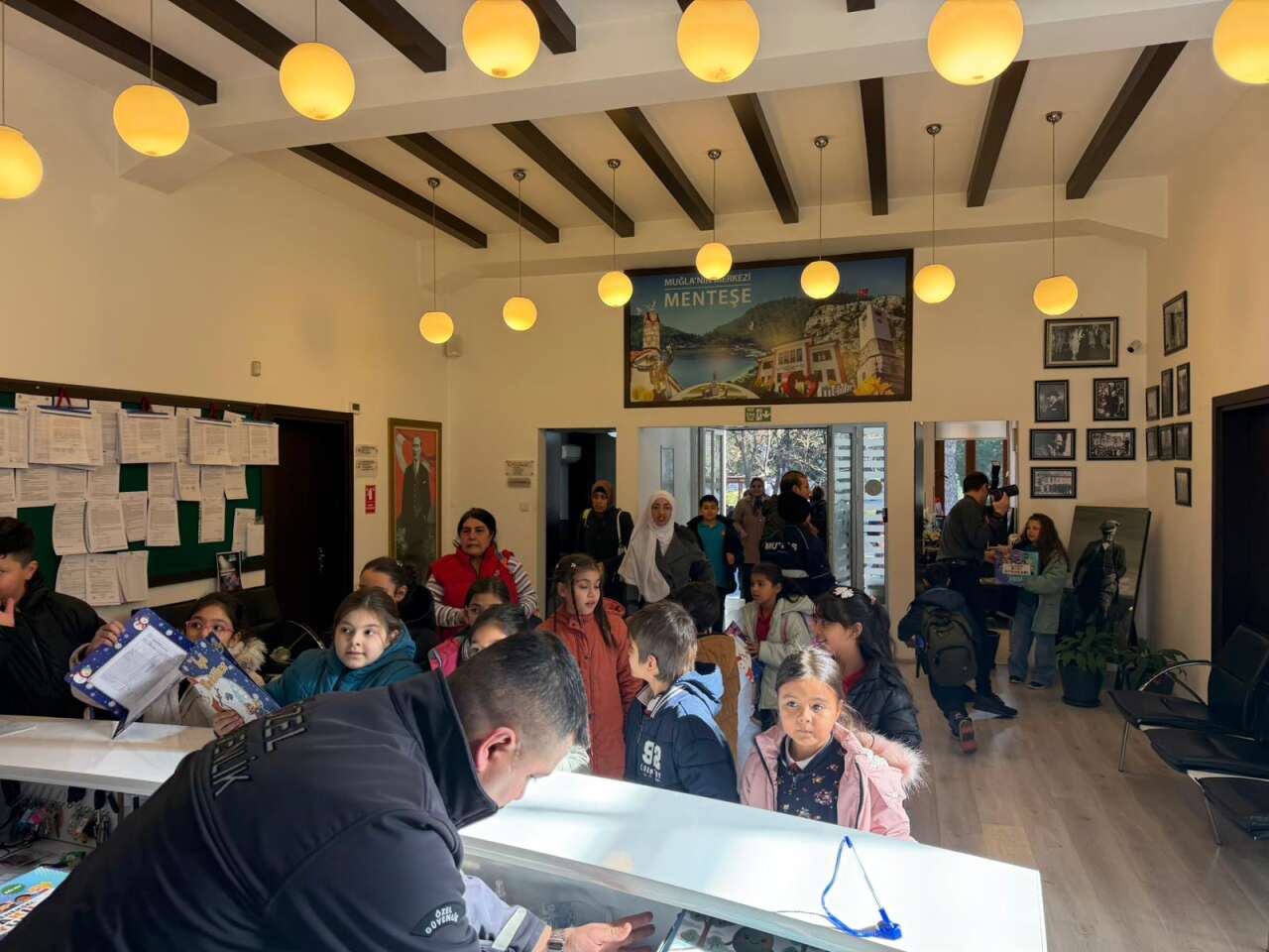 Karnelerini Alan Çocuklar Menteşe Belediyesine Koştu: Hediyeler Başkan Köksal Aras’tan 3